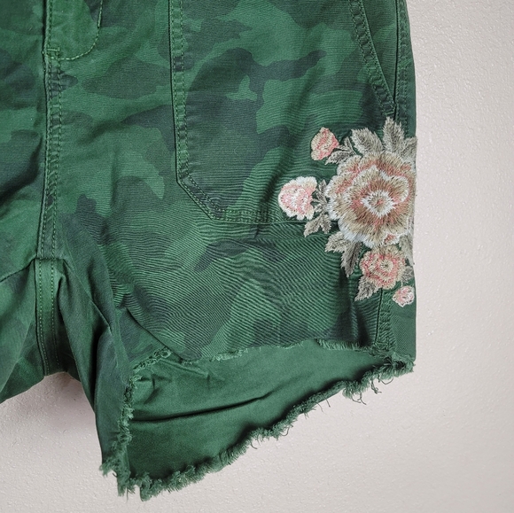 Torrid Green Camo Floral Stretch Fit Shorts DeminSz 16 - Picture 6 of 8